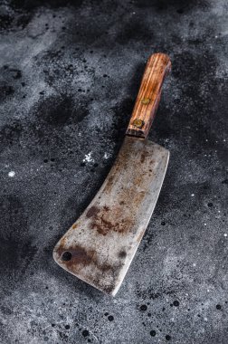 Ahşap saplı klasik kasap satırı. Siyah arka plan. Üst görünüm.
