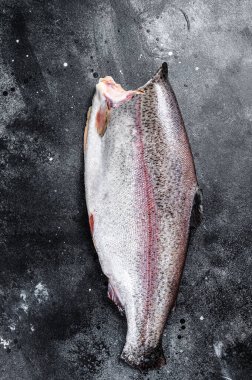 Taze alabalık. Siyah arka plan. Üst görünüm.