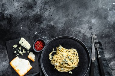 Krem peynirli ve cevizli spagetti ezmesi. İtalyan Evi yemek yaptı. Lezzetli bir vejetaryen yemeği için konsept. Siyah arka plan. Üst Manzara. Boşluğu kopyala.