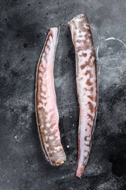 Çiğ kral klip, congrio balığı. Siyah arka plan. Üst görünüm.