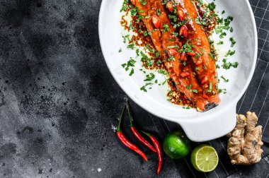 Somon filetosu teriyaki pişiriyorum. Siyah arka plan. Üst Manzara. Boşluğu kopyala.