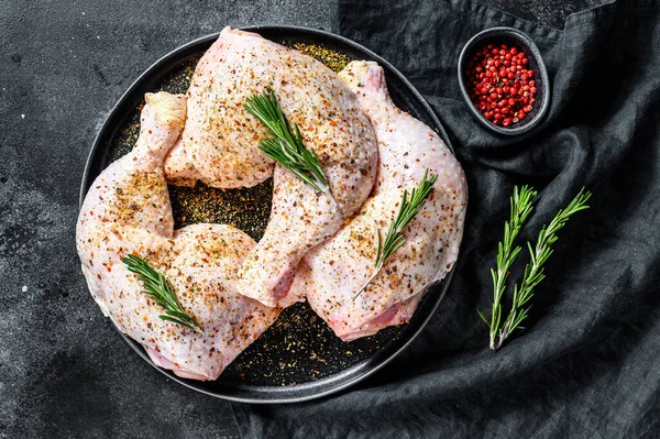 Baquetas Frango Cru Com Coxas Ervas Frescas Cozinhar Fundo Preto — Fotografia de Stock