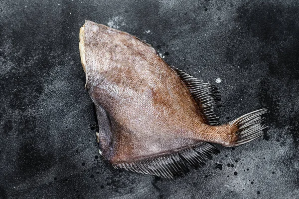 Çiğ balık John Dory. Siyah arka plan. Üst görünüm.