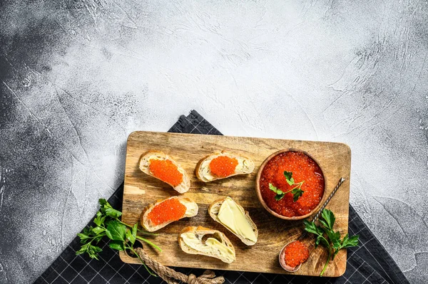 Caviar Rojo Cuenco Madera Sándwiches Tabla Cortar Fondo Gris Vista —  Fotos de Stock