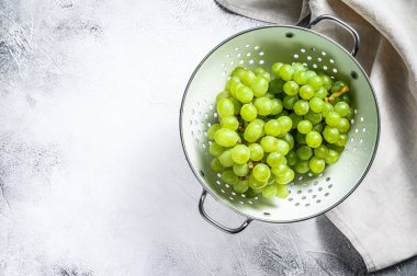 Bir kevgir dalında olgun üzümlerden oluşan bir dal. Beyaz arka plan. Üst Manzara. Boşluğu kopyala.