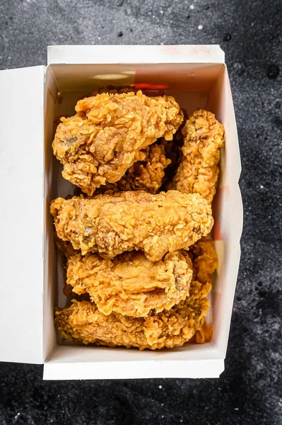 Pakette Kızarmış Tavuk Kanadı Var Siyah Arka Plan Üst Görünüm — Stok fotoğraf
