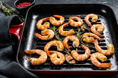 Izgara dev karidesler, tavada karidesler. Siyah arka plan. Üst görünüm.