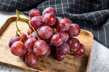 Olgun kırmızı üzüm. Bir demet olgun üzüm. Beyaz arka plan. Üst görünüm.