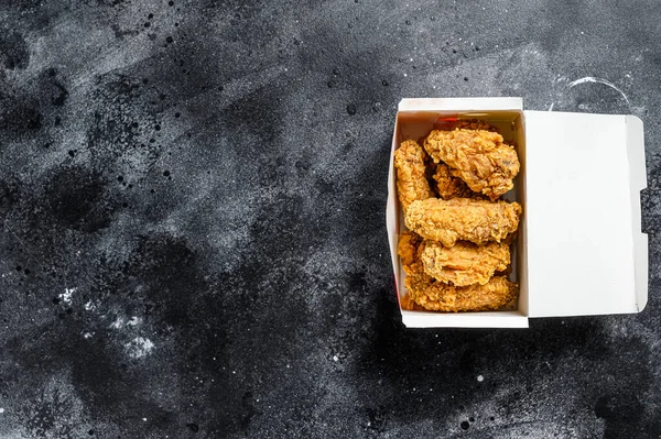 Pakette Kızarmış Tavuk Kanadı Var Siyah Arka Plan Üst Manzara — Stok fotoğraf
