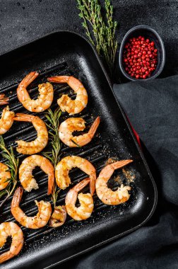 Kızarmış kral karidesler, tavada karidesler. Siyah arka plan. Üst görünüm.