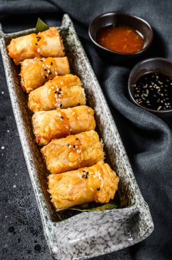 Kızarmış börek. Siyah arka plan. Geleneksel Çin mutfağı. Üst görünüm.