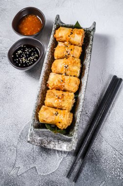 Kızarmış börek. Beyaz arka plan. Geleneksel Çin mutfağı. Üst görünüm.