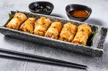 Kızarmış börek ve sebze. Vejetaryen yemeği. Beyaz arka plan. Üst görünüm.