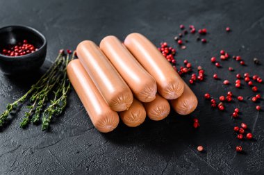 Klasik haşlanmış domuz eti sosisi. Siyah arka plan. Üst görünüm.