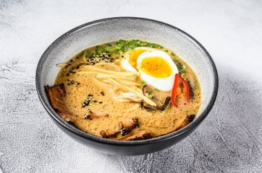 Biftek dili, mantar ve yumurta turşulu Ramen Asya eriştesi çorbası. Beyaz arka plan. Üst görünüm.