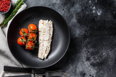 Çeri domatesli buğulanmış morina filetosu. Siyah arka plan. Üst Manzara. Boşluğu kopyala.