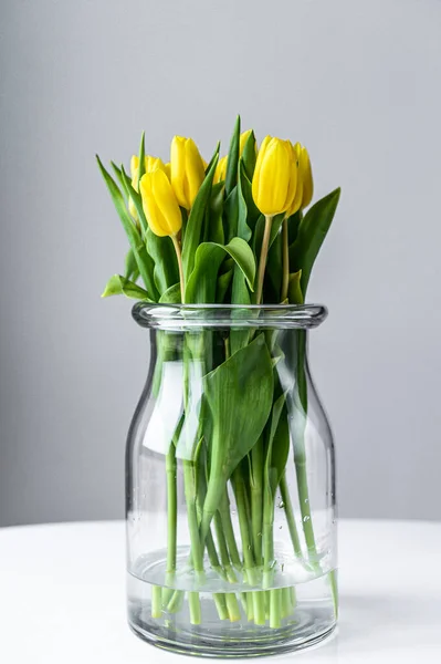 Jarrón Transparente Con Tulipanes Amarillos Sobre Fondo Gris Vista Lateral — Foto de Stock