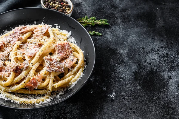 Massa Carbonara Bucatini Com Pancetta Ovo Queijo Parmesão Molho Creme — Fotografia de Stock