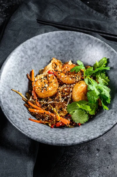 Roerbak Rijstnoedels Met Garnalen Groenten Azië Wok Zwarte Achtergrond Bovenaanzicht — Stockfoto