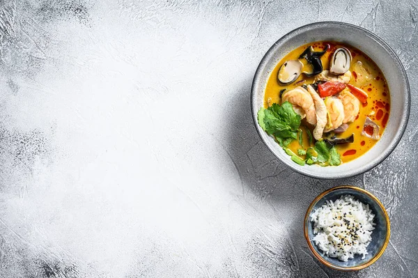 Tom Yum Suppe Mit Garnelen Und Kokosmilch Grauer Hintergrund Ansicht — Stockfoto