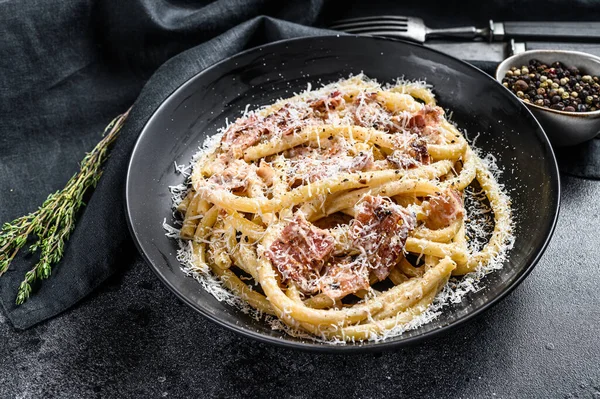 Pastas Carbonara Bucatini Con Panceta Huevo Queso Parmesano Salsa Crema —  Fotos de Stock