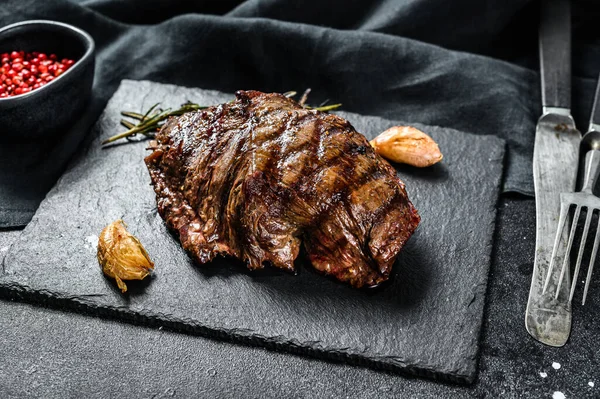 Steak Top Blade Grillé Sur Une Planche Pierre Bœuf Marbré — Photo