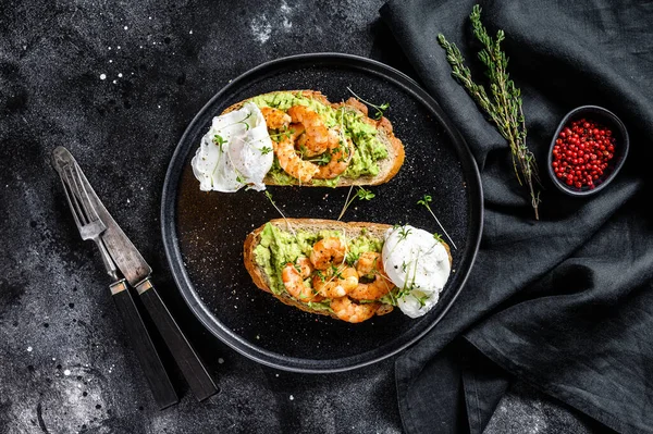 Σάντουιτς Γαρίδα Γαρίδες Αβοκάντο Αυγό Υγιεινό Φαγητό Σκανδιναβική Κουζίνα Μαύρο — Φωτογραφία Αρχείου