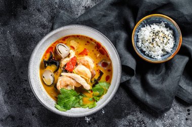 Tom yam kong ya da Tom yum, baharatlı berrak çorba. Tom Yam. Siyah arka plan. Üst görünüm.