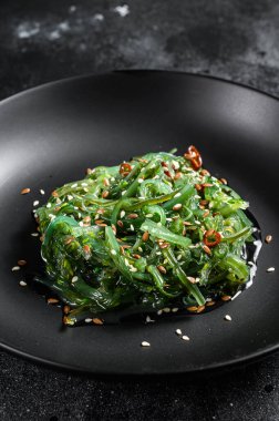 Susamlı yosun salatası. Siyah arka plan. Üst görünüm.