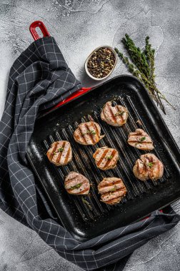 Yumuşak kemiksiz ızgara domuz pirzolası. Biftek filetosu. gri arka plan. Üst görünüm.
