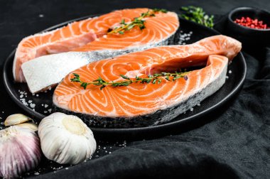 Baharatlı taze somon bifteği. Atlantik balığı. Siyah arka plan. Üst görünüm.