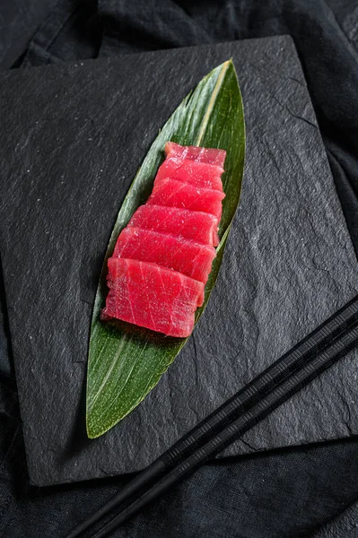 Fersk Sashimi Tunfisk Steintavle Svart Bakgrunn Sett Ovenfra – stockfoto