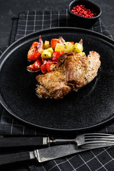Steak Stehno Krůtí Filet Zeleninou Černé Pozadí Horní Pohled — Stock fotografie