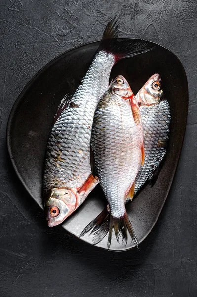 Carpa Cruda Cruciana Plato Negro Pescado Ecológico Del Río Fondo —  Fotos de Stock