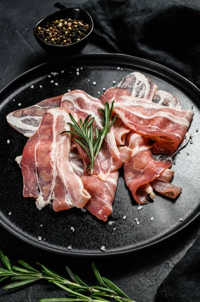 Bacon Svart Tallrik Peppar Och Rosmarin Ekologiskt Kött Från Jordbruket — Stockfoto