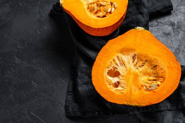 Siyah arka planda taze çiğ balkabağı. Mesaj için yer var. Vejetaryen mutfağı.