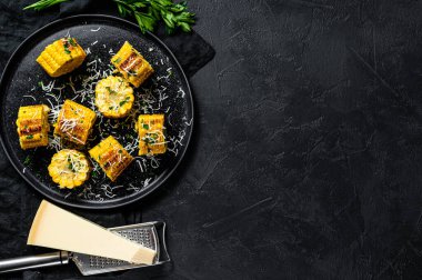 Maydanozlu ve rendelenmiş koçanlı mısır. Siyah arka plan. Üst Manzara. Metin için boşluk.