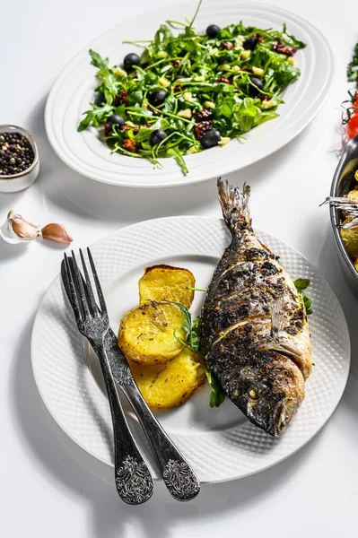 Домашня Вечеря Запеченою Рибою Дорадо Салат Руколи Помідорами Запечена Картопля — стокове фото