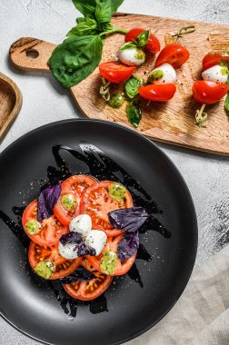 Çeşit çeşit Caprese salatası, şiş, kanepe, kiraz domatesli bruschettes, mozzarella ve Basil. gri arka plan. en üstteki görünüm.