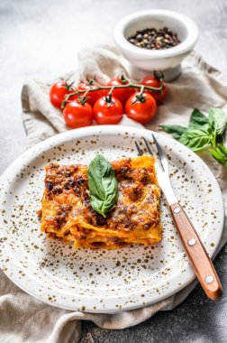 Geleneksel lazanya kıyma, bolonez ve beşamel sosuyla yapılır. Gri arka plan. Üst görünüm.