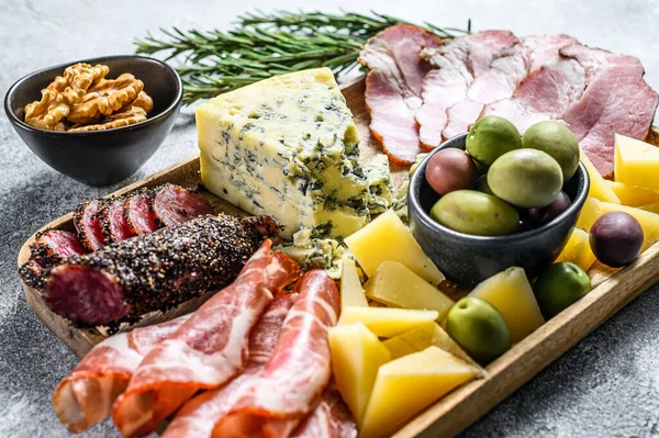 Antipasto Con Prosciutto Prosciutto Salame Formaggio Blu Mozzarella Olive Sfondo — Foto Stock