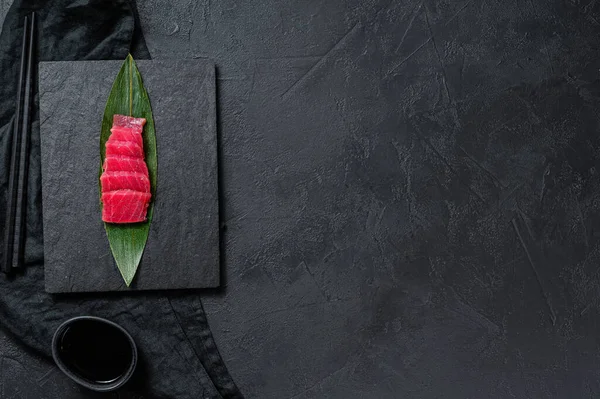 Atún Sashimi Una Tabla Piedra Fondo Negro Vista Superior Espacio — Foto de Stock