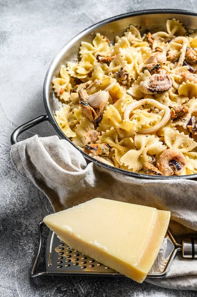 Pasta Farfale Mit Meeresfrüchten Kraken Garnelen Tintenfisch Jakobsmuscheln Und Muscheln — Stockfoto