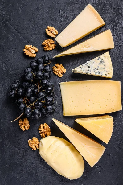 Verschiedene Köstliche Käsesorten Mit Walnüssen Und Trauben Schwarzer Hintergrund Ansicht — Stockfoto