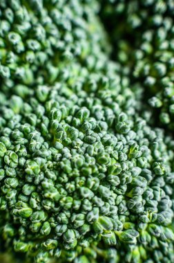 Tahta bir kasede taze brokoli. Yakın plan çekim. Siyah arka plan. Üst Manzara. Metin için boşluk