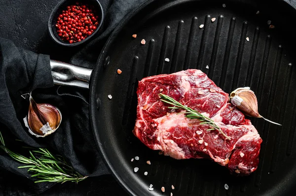 Bife Marmoreado Numa Frigideira Carne Quinta Orgânica Fundo Preto — Fotografia de Stock