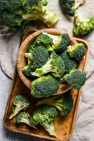 Raw Broccoli Wooden Bowl Gray Background Top View — Stock Photo, Image