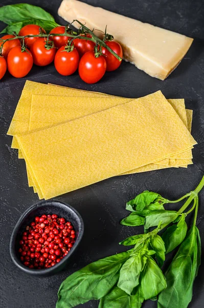 Fogli Lasagne Crude Ingredienti Basilico Pomodorini Parmigiano Aglio Pepe Fondo — Foto Stock