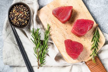 Çiğ kırmızı ton balığı bifteği. Gri arka plan. Üst görünüm.