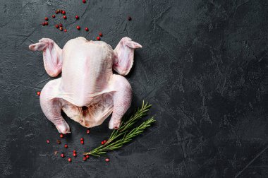 Çiğ lapa, biberiye ve pembe biberli. Siyah arka plan. Üst Manzara. Metin için boşluk.